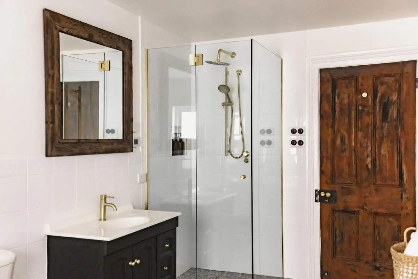 King Beds With Fireplace And Spa Bath With Parking And Central Location Hobart Vakantiehuis