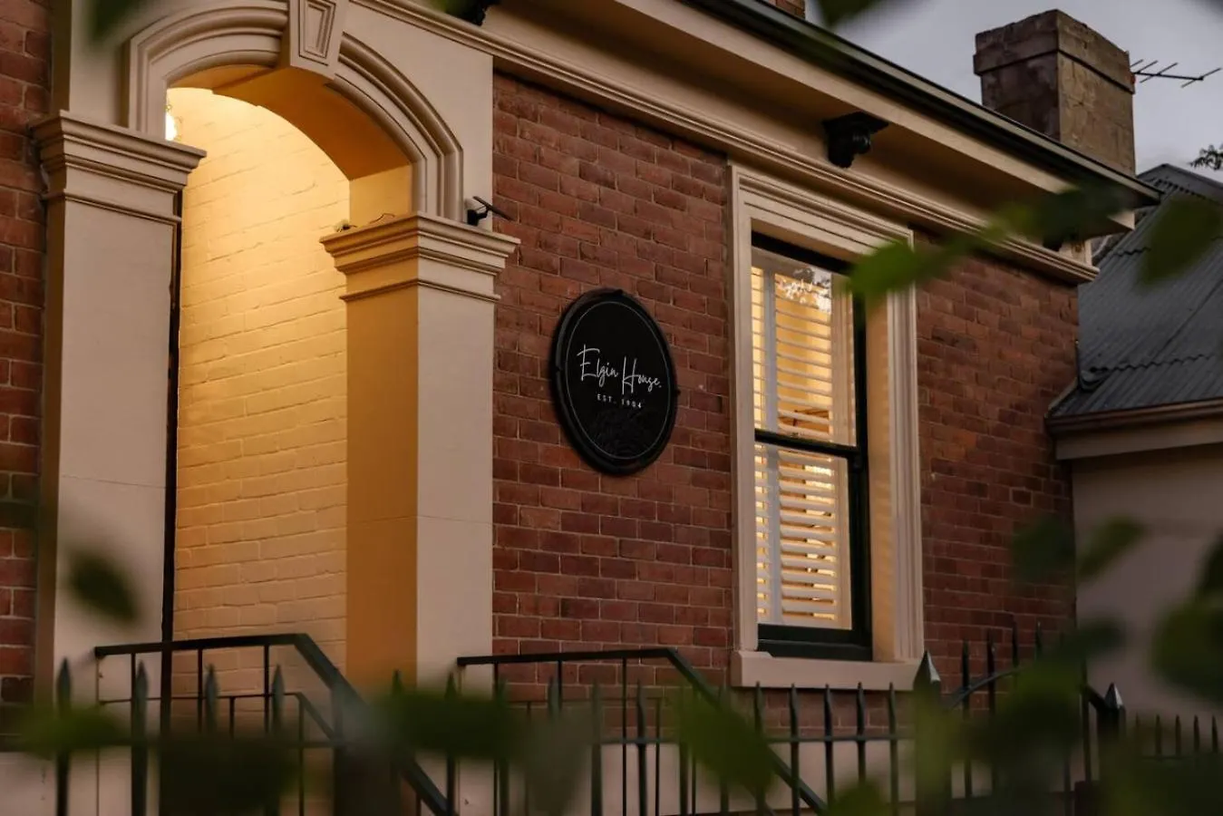 King Beds With Fireplace And Spa Bath With Parking And Central Location Hobart